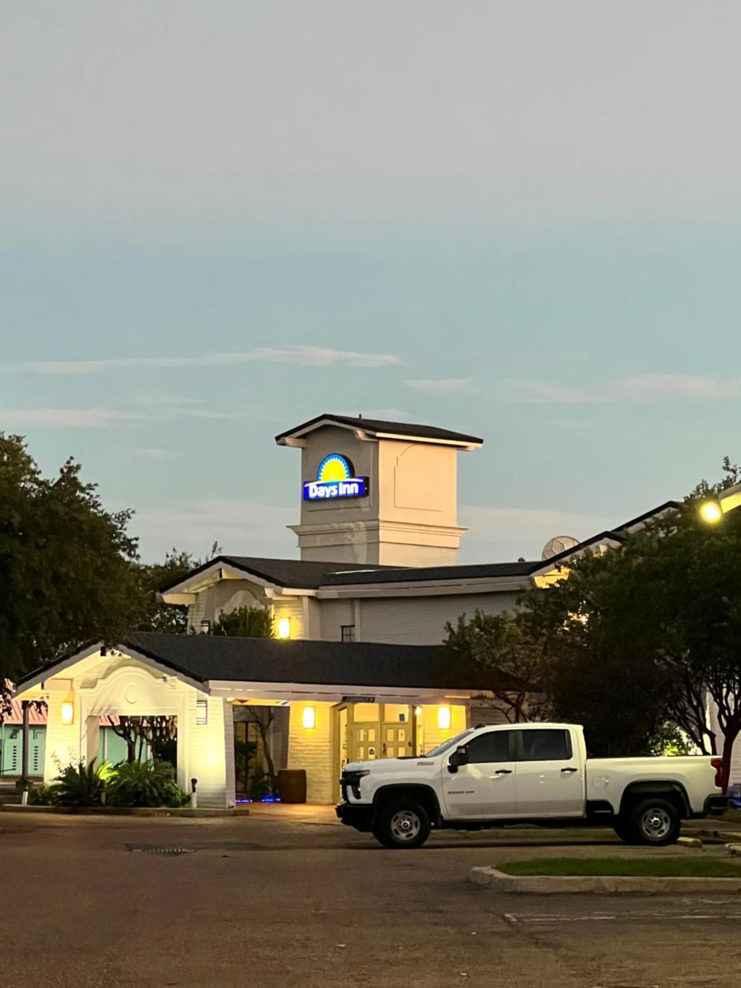 Days Inn By Wyndham Sulphur West Exterior photo